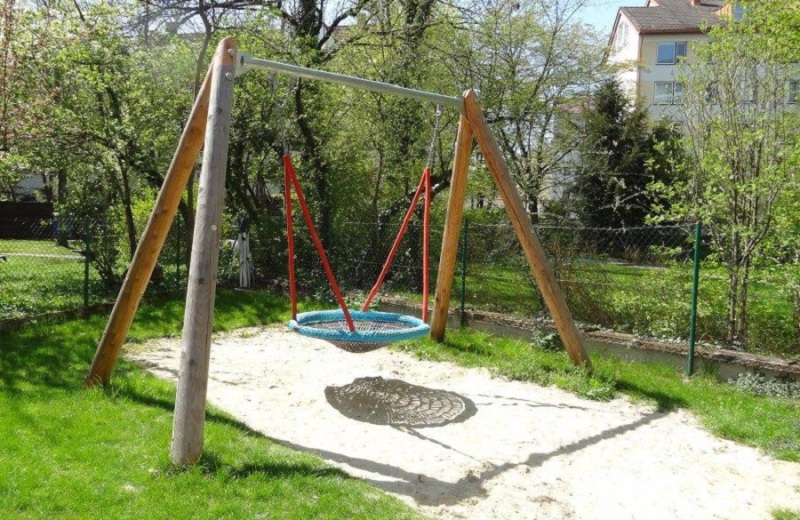 Richter_Nestwiege_Vogelnestschaukel_mit_Stahlfuessen