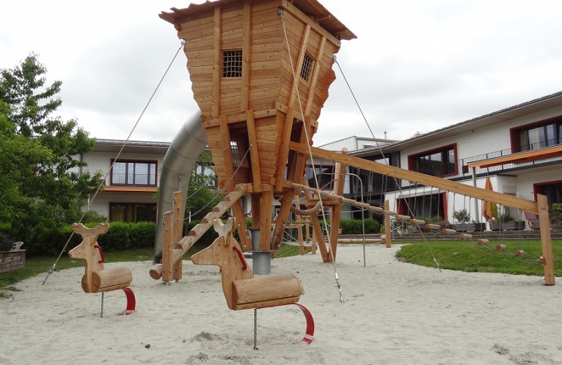 Richter_Spielgeraete_Kiga_Baumhaus_Dreieckspodest_Niedrigseilparkour-3