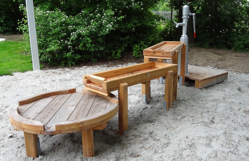 Richter_Spielgeraete_Muenchen_Wasserspielplatz_Pumpe_Waldperlach_Kiga