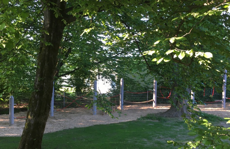 Richter_Seilparcours_mit_Betonpfeilern_in_Kita_Muenchen-3