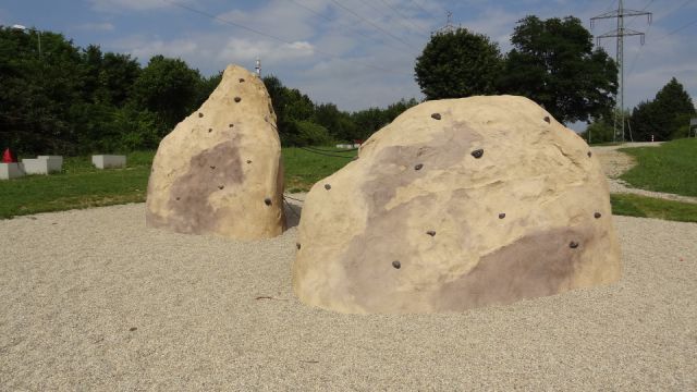 x-move_Kletterfelsen_mit_Seilverbindung_am_oeffentlichen_Spielplatz-1