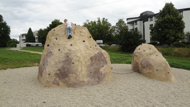 x-move_Kletterfelsen_mit_Seilverbindung_am_oeffentlichen_Spielplatz-3