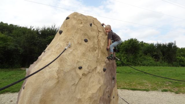 x-move_Kletterfelsen_mit_Seilverbindung_am_oeffentlichen_Spielplatz-5