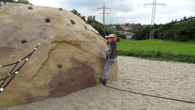 x-move_Kletterfelsen_mit_Seilverbindung_am_oeffentlichen_Spielplatz-6
