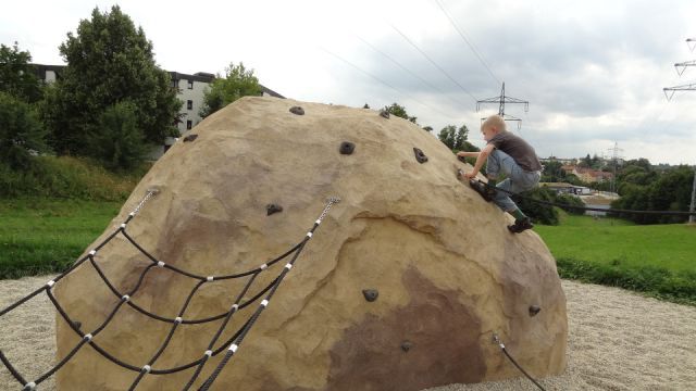 x-move_Kletterfelsen_mit_Seilverbindung_am_oeffentlichen_Spielplatz-7