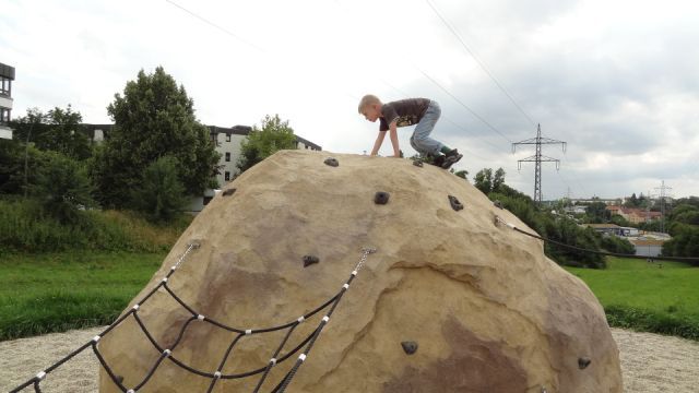 x-move_Kletterfelsen_mit_Seilverbindung_am_oeffentlichen_Spielplatz-8