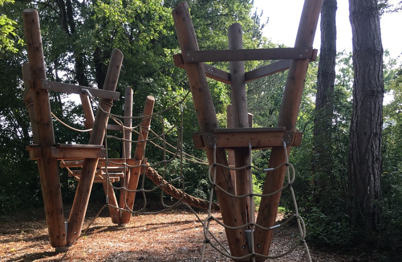 Richter_Spielgeraete_Niedrigseilparcour_Kiga_Muenchen_Balancierparcour_Dreieckspodeste