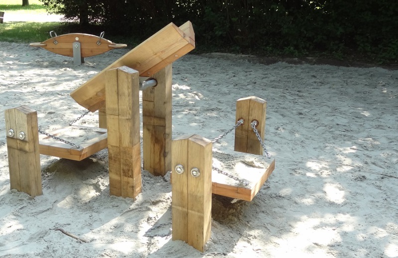 Richter_Spielgeraete_Sandspiel_Kleinkindspielplatz_Muenchen_Wippchen_und_Siebwerk_mit_Wippe