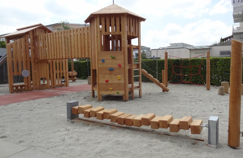 Richter_Spielgeraete_Fuenfeckturm_Balanceparkour-2