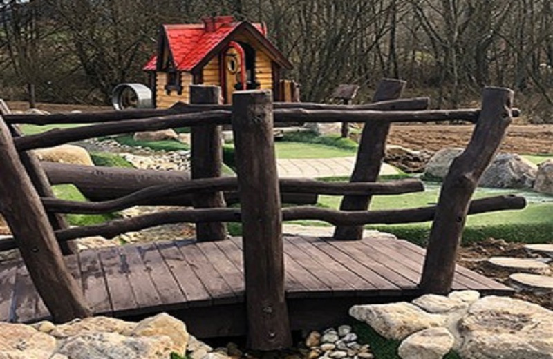 Adventure_Golf_Erlebnis_Minigolf_Seepark_Arrach_Bruecke_ueber_Bach