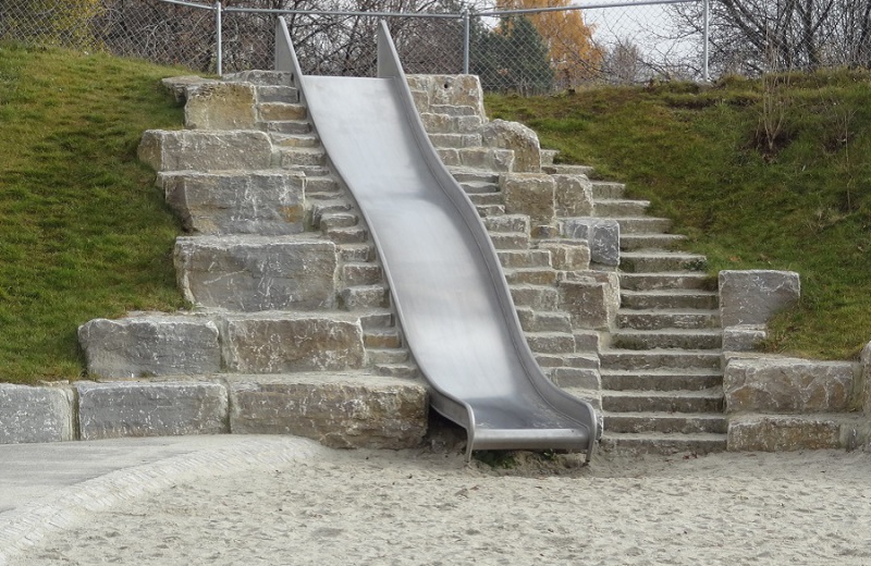 Richter_Spielgeraete_Hangrutsche_langlebige_Edelstahlrutsche