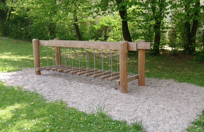 Richter_Spielgeraete_Kettensteg_oeffentl_Spielplatz