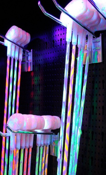 CIty-Golf_SChwarzlicht-Welt_Putters_leuchten