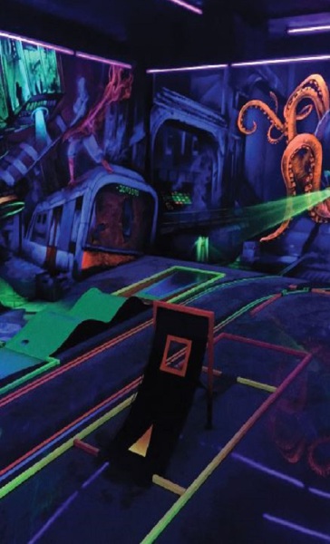 CIty-Golf_Schwarzlicht-Welt_Alien
