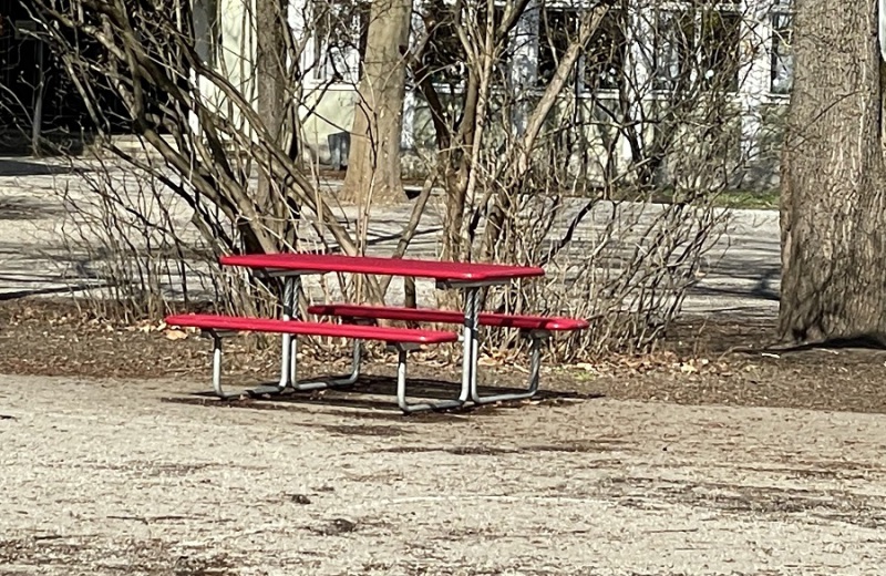 Erlau_Parador-Sitzgruppen_im_Schulhof-3