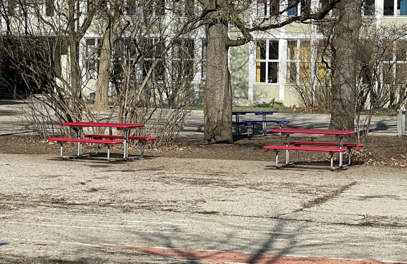 Erlau_Parador-Sitzgruppen_im_Schulhof-6