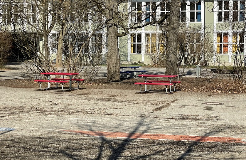 Erlau_Parador-Sitzgruppen_im_Schulhof-7