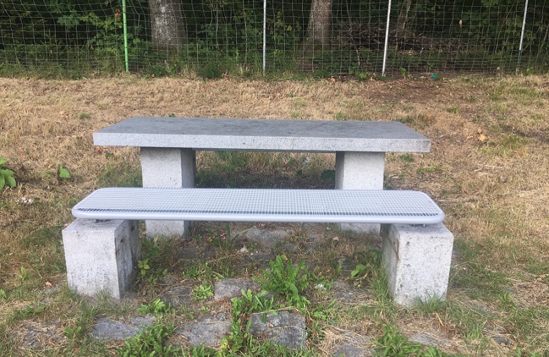 Rastplatz_Erlau_Umruestsets_Drahtgitter_auf_Betonfuss-3