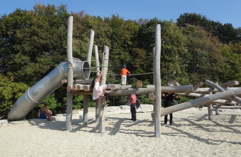 Richter_Spielgeraete_Muenchen_Gruenfinger_Freiham_Kletterstruktur_auf_Rutschenhuegel