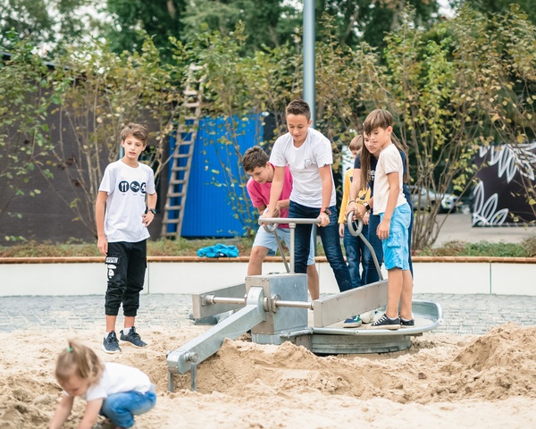 Richter_Sandspielbagger_Rollstuhlfahrer