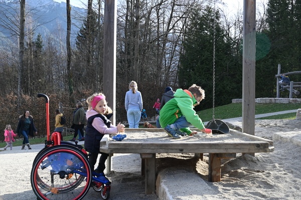 Richter_unterfahrbarer_Sandspieltisch_Rollstuhlfahrer
