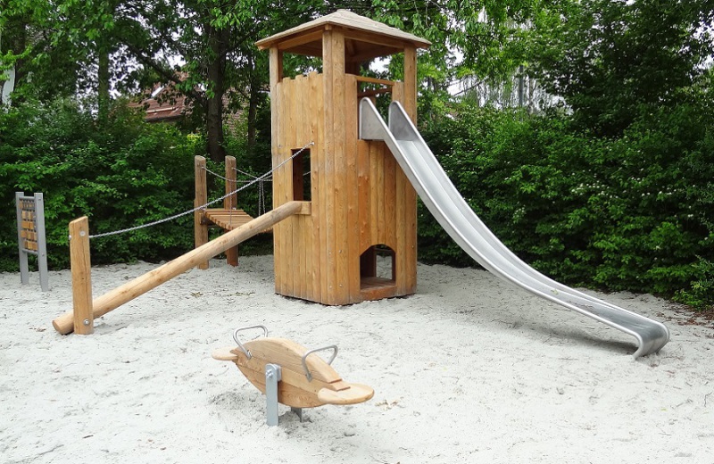 Richter_Spielgeraete_Muenchen_Spielturm_mit_Rutsche_Waldperlach_Kiga