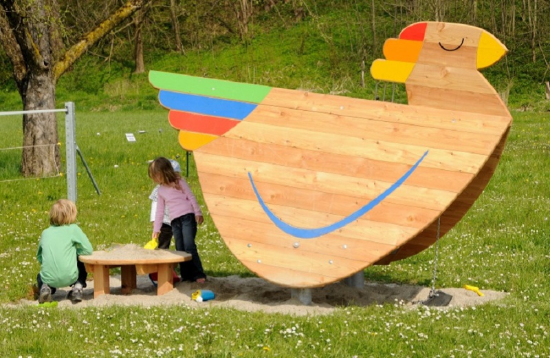 Richter_Spielgeraete_Huhn_mit_Ei