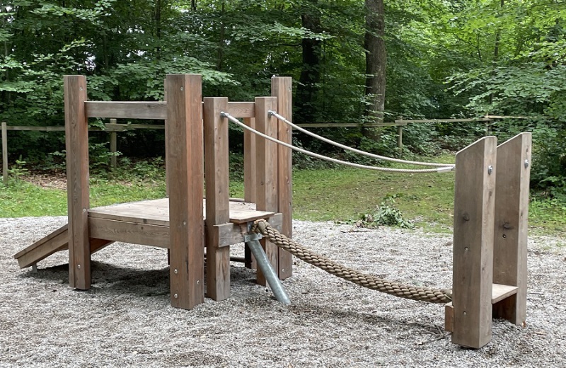 Richter_Spielgeraete_Kleinkinderplattformhuette_schraege_Rampe_mit_Rutschflaeche_Seiluebergang-1