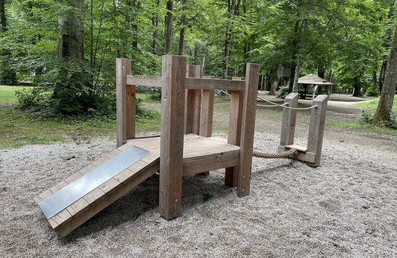 Richter_Spielgeraete_Kleinkinderplattformhuette_schraege_Rampe_mit_Rutschflaeche_Seiluebergang-2