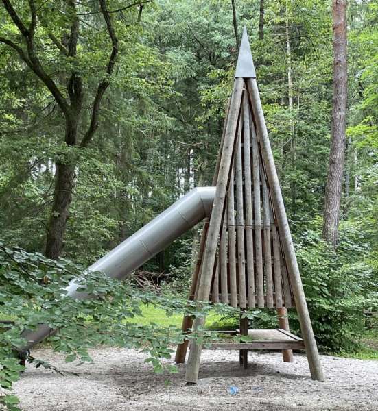 Richter_Spielgeraete_Mittlerer_Pyramidenturm_mit_Tunnelrutsche_im_Waldspielplatz-3