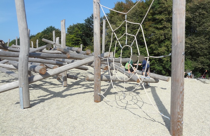 Richter_Spielgeraete_Muenchen_Gruenfinger_Freiham_Kletterstruktur_auf_Rutschenhuegel