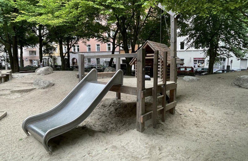 Richter_Spielgeraete_Muenchen_Am_Glockenbach_oeffentlicher_Spielplatz_Plattformhuette-8