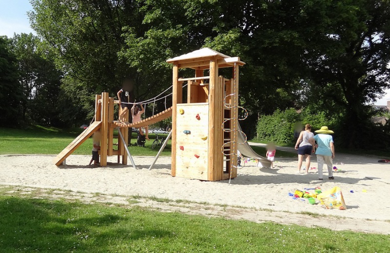 Richter_Spielgeraete_Muenchen_oeffentlicher_Spielplatz_Richter_Spielturm_Wiesenschaukel_