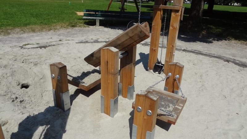 Richter_Spielgeraete_oeffentlicher_Spielplatz_kleiner_Bauplatz_Seitenansicht_-2