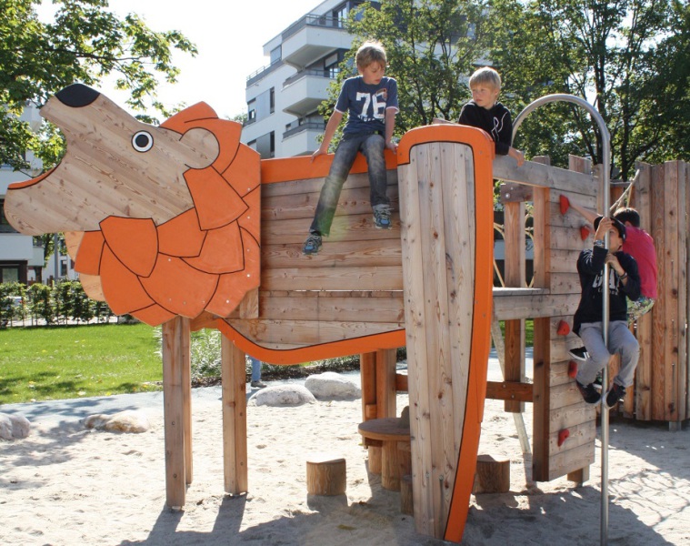 Richter_Spielgeraete_oeffentlicher_Spielplatz_Spielplatzgestaltung_Leo_Platttform