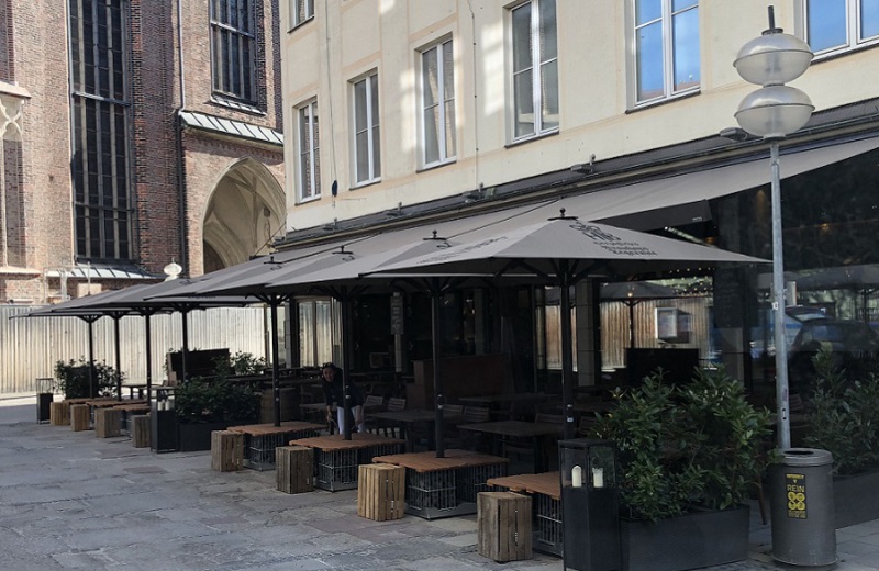 Leger_am_Dom_Stroebl_Caravita_Sonnenschirm_BigBen_Multicube_Sitzbank_Gabione