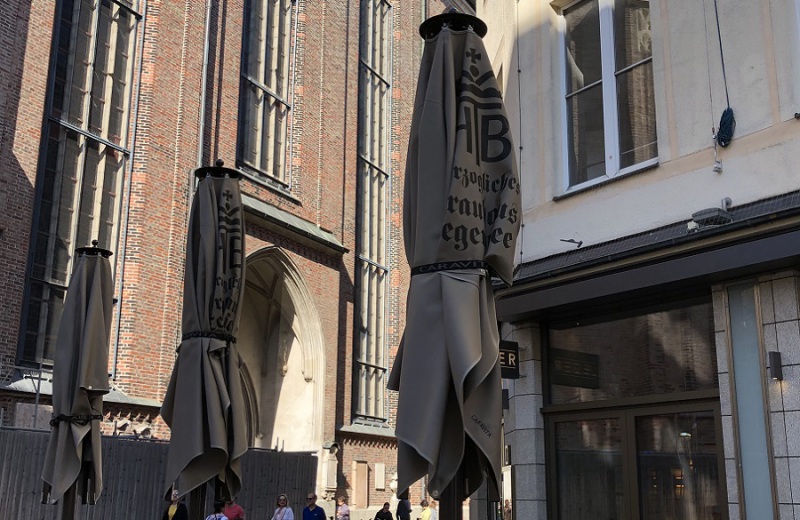 Leger_am_Dom_Stroebl_Sonnenschirm_Caravita_BigBen_bedruckt