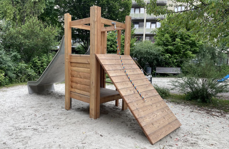 Richter_Spielgeraete_Spielplatz_Muenchen_Huettenkombi-1