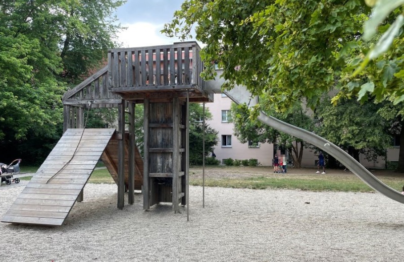 Muenchen-Rupertigaustrasse-oeffentl-Spielplatz-Spielblock-2-1