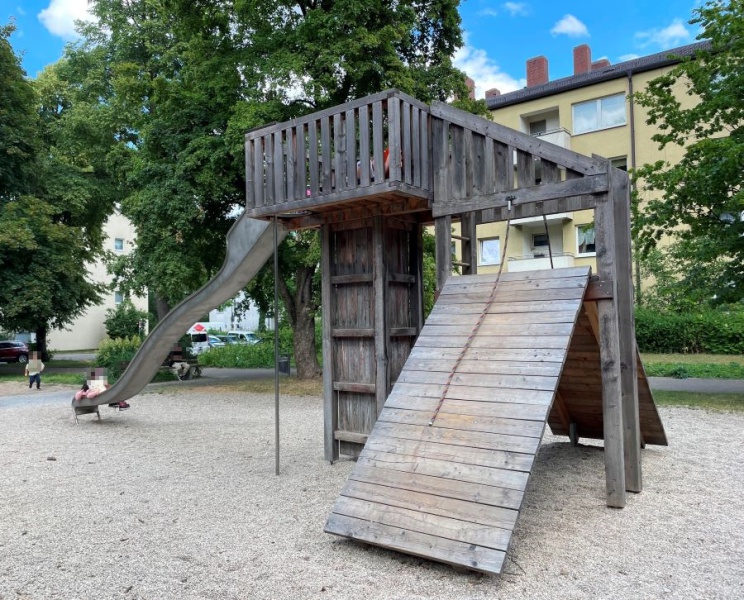 Muenchen-Rupertigaustrasse-oeffentl-Spielplatz-Spielblock-20-2