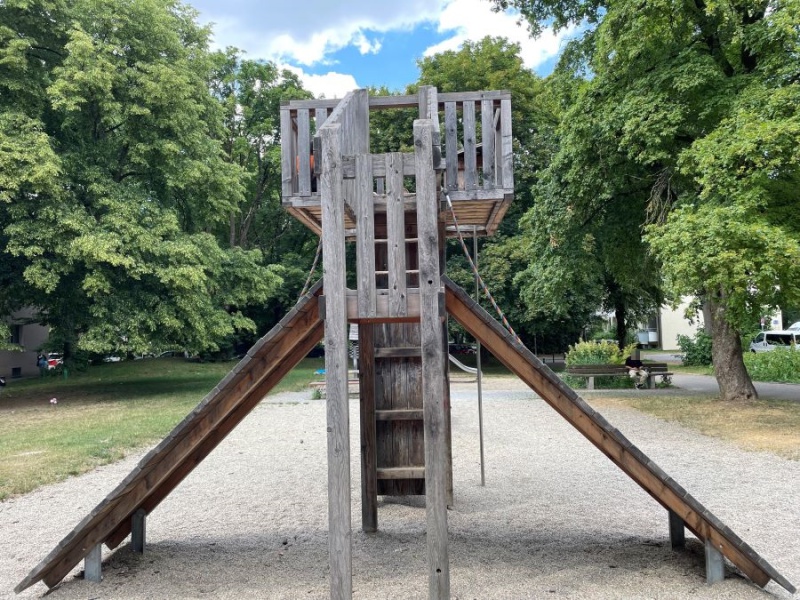 Muenchen-Rupertigaustrasse-oeffentl-Spielplatz-Spielblock-6-1