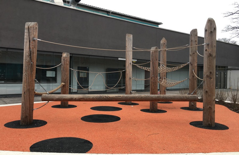 Richter_Spielgeraete_Kletterstruktur_in_EPDM_Grundschulhof_Muenchen-1
