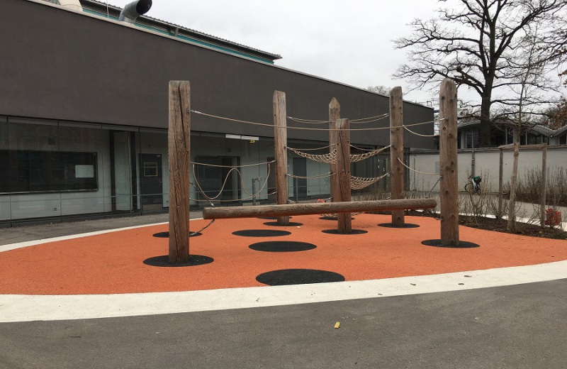 Richter_Spielgeraete_Kletterstruktur_in_EPDM_Grundschulhof_Muenchen-2