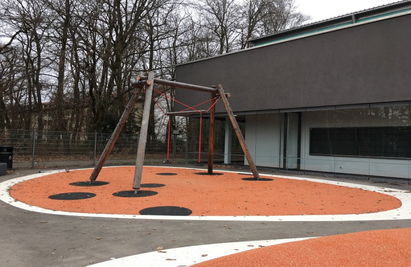 Richter_Spielgeraete_Schaukelwaage_in_EPDM_auf_Schulhof-1