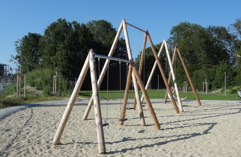Richter_Spielgeraete_Schaukelspielplatz_Muenchen_Freiham_Durchsicht_Schaukel-A-Gestelle