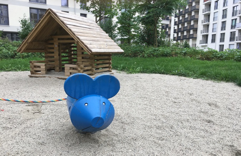 Muenchen_Suedpark_Kleinkind_Spielplatz_Wohnungsbau_Richter_Spielgeraete_Spielhaus_Tanzmaus1