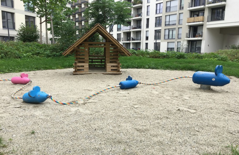 Muenchen_Suedpark_Kleinkind_Spielplatz_Wohnungsbau_Richter_Spielgeraete_Spielhaus_Tanzmaus2