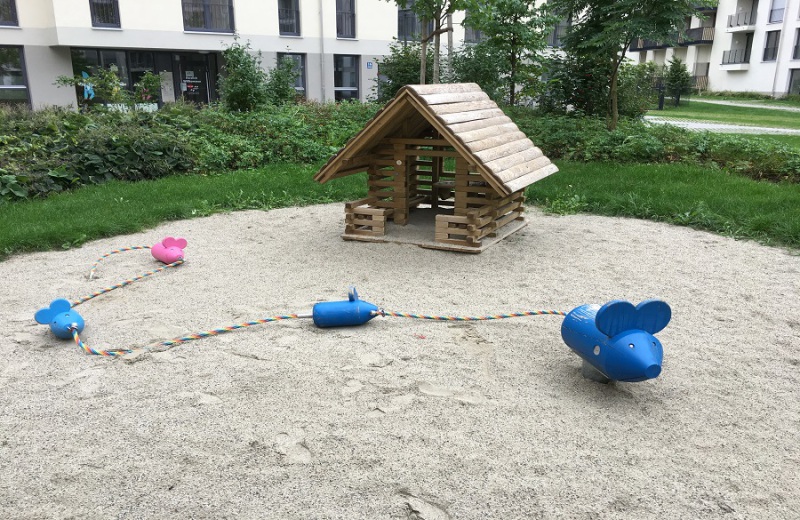 Muenchen_Suedpark_Kleinkind_Spielplatz_Wohnungsbau_Richter_Spielgeraete_Spielhaus_Tanzmaus3