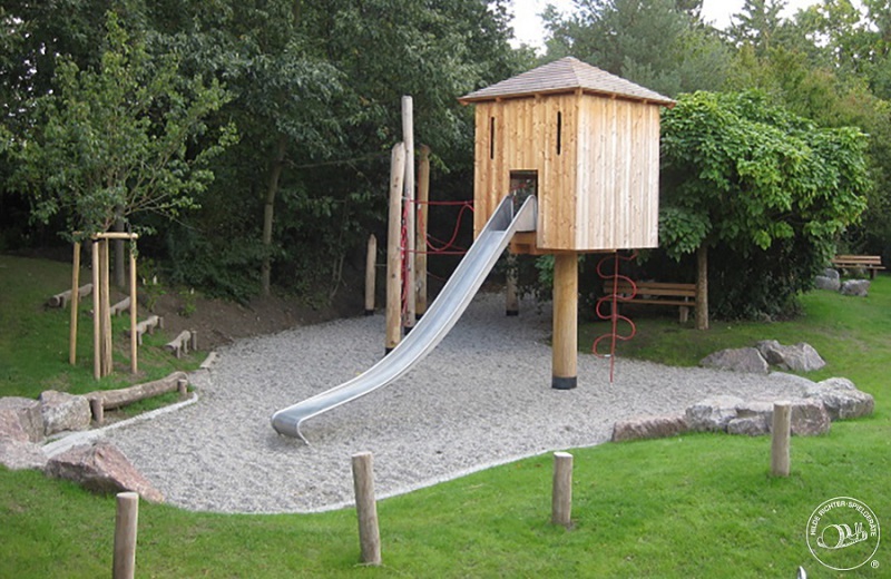 Richter_Baumhaeuser_auf_Spielplaetzen-1