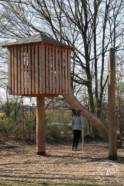 Richter_Baumhaeuser_auf_Spielplaetzen-2